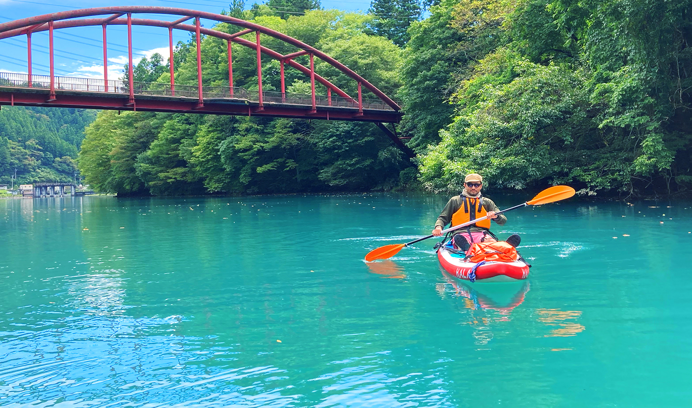 エメラルドグリーンの四万ブルーの湖面