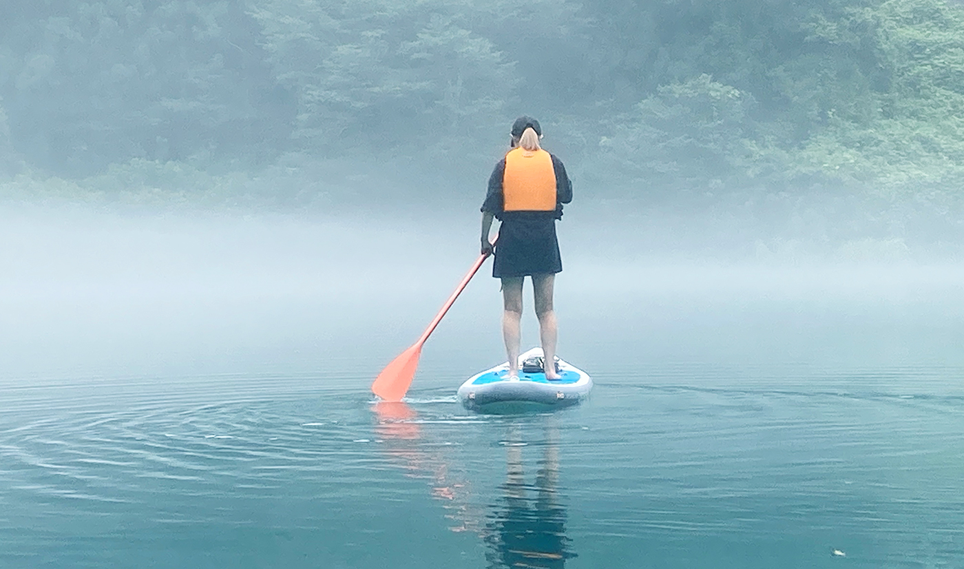 朝靄が立ち込める四万湖の湖面