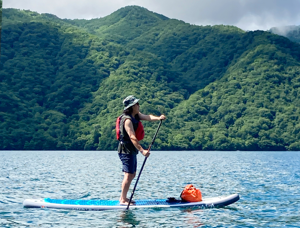 雄大な自然の中禅寺湖を自由にクルージング