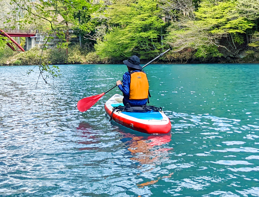 座った状態で湖面に漕ぎ出します