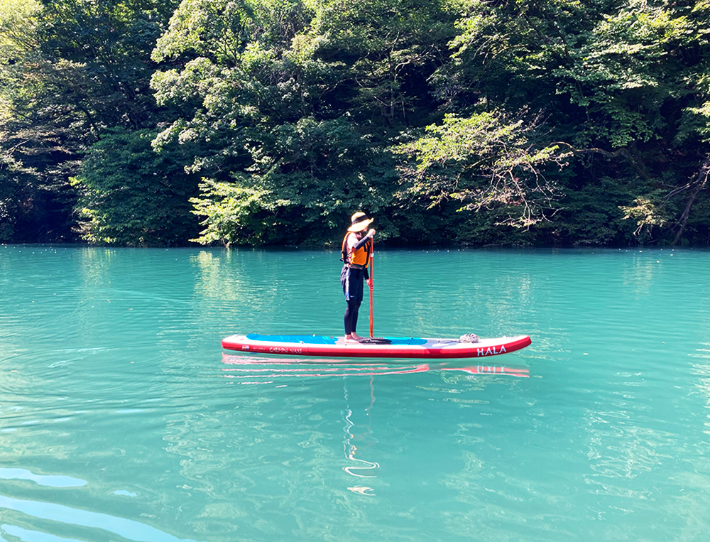 「四万ブルー」の湖面をクルージング